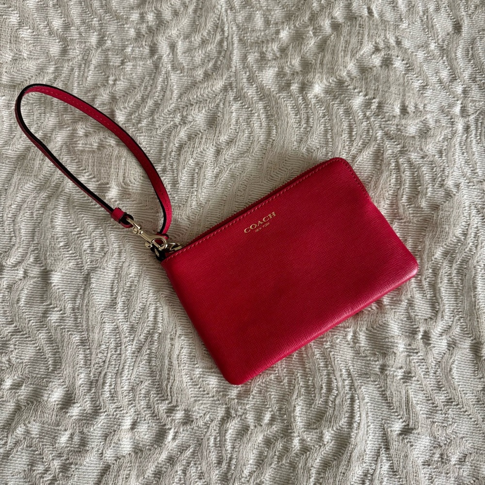NWOT Coach Pink Leather Key Card and Zip Wristlet